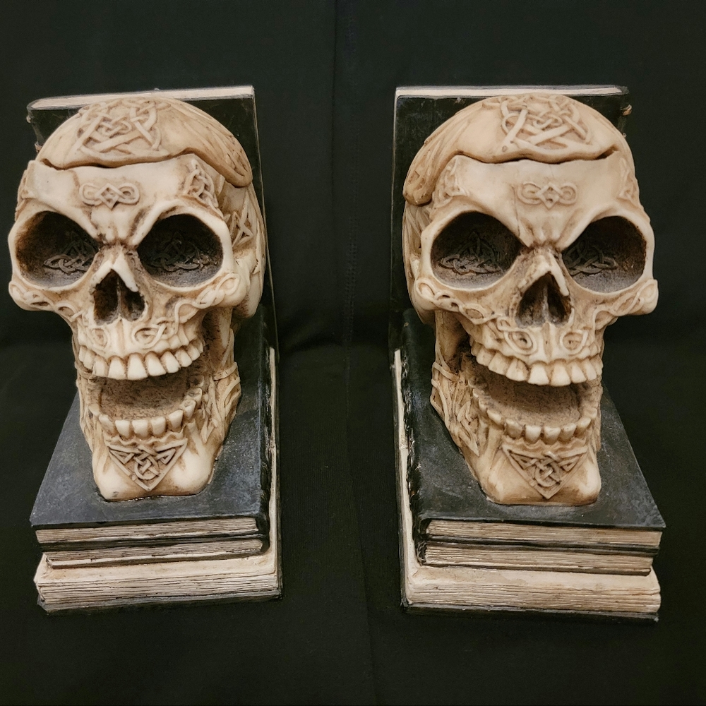 Skull heads-Bookshelf holders